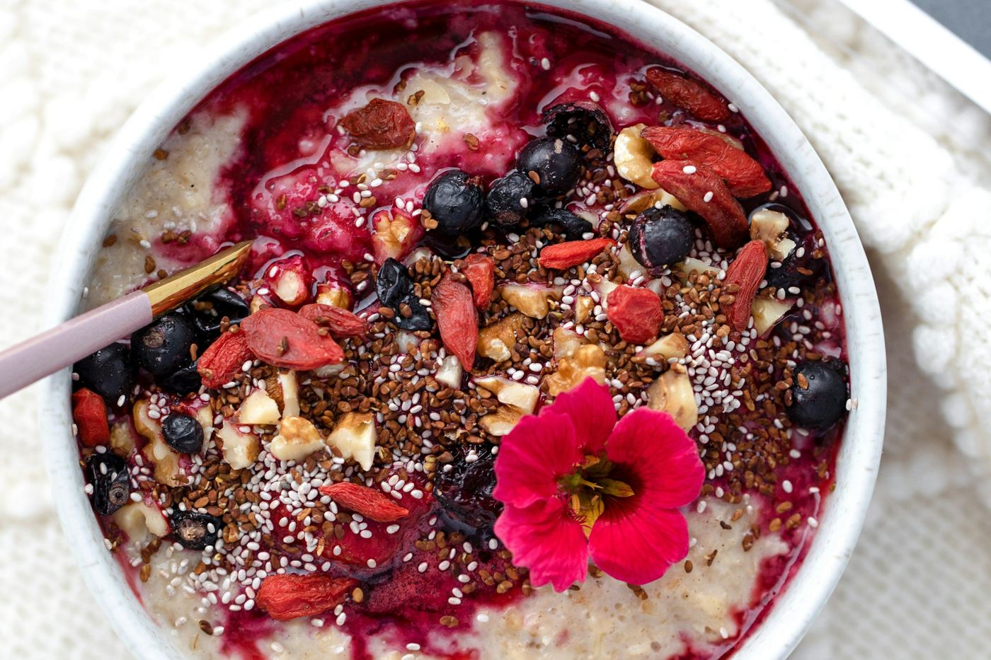 Warmer Porridge mit Beeren-Swirl, Nüssen und Goji-Beeren