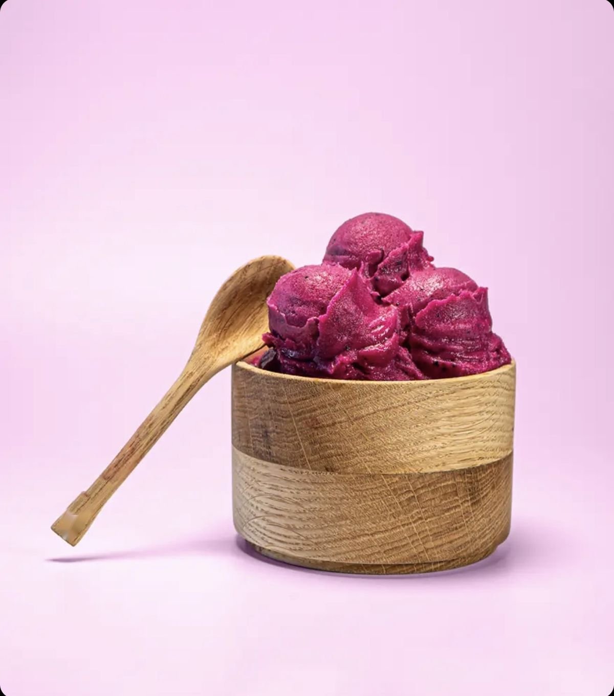 Pitaya-Sorbet (Drachenfrucht) — pinke Kugeln in einer Holzschale